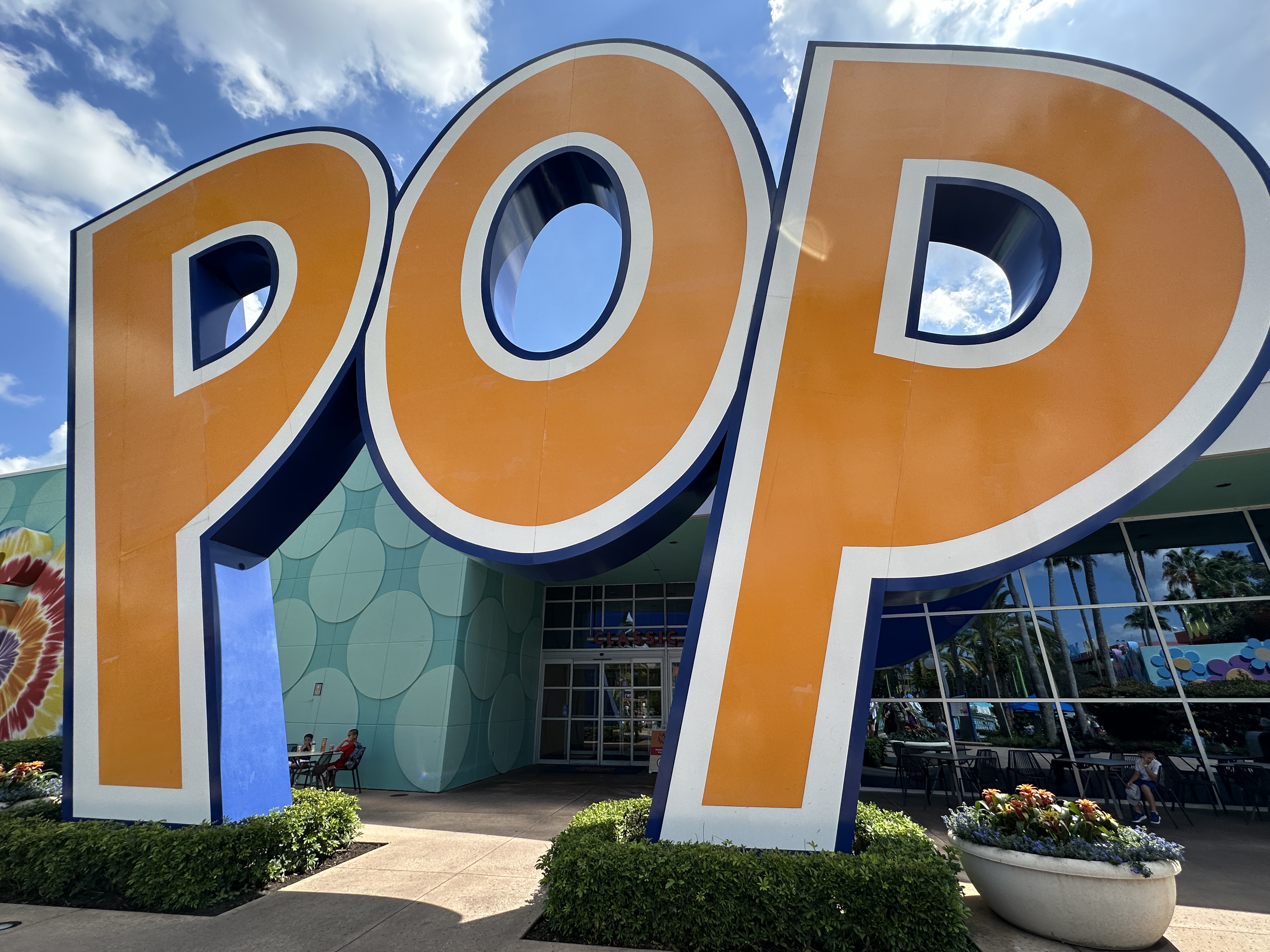 hotel exterior disney’s pop century resort